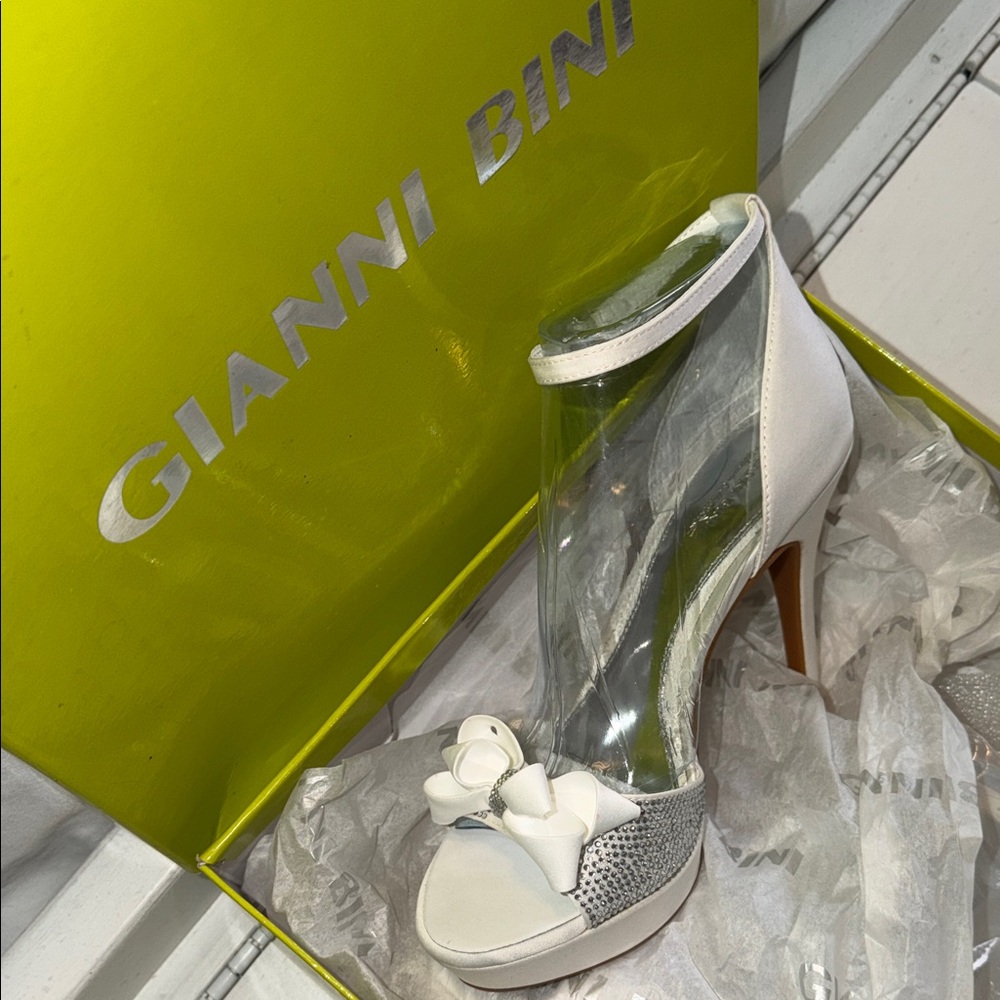 Gianni Bini White and Silver Heels with Bow Accent 7.5